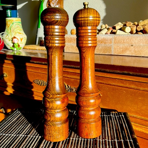 Pair of wood salt shaker and pepper mill, marked Japan - Picture 1 of 9